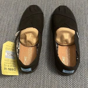 NWT Tom’s Youth Canvas Classic